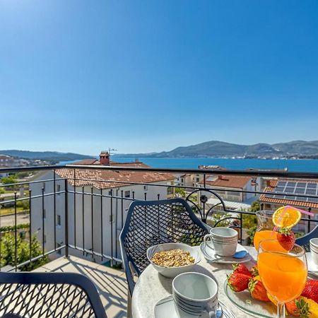Island Resort Mihaela - Happy Rentals Trogir Bagian luar foto