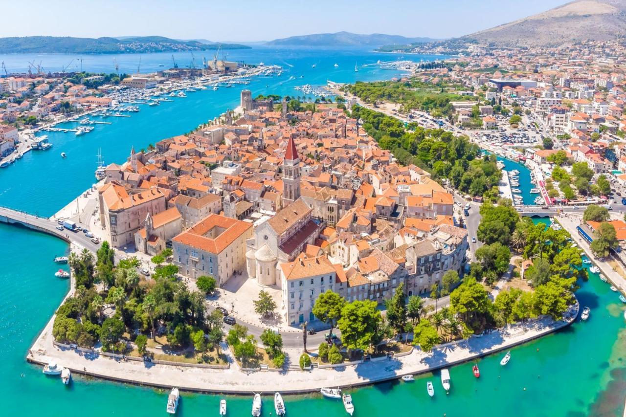 Island Resort Mihaela - Happy Rentals Trogir Bagian luar foto