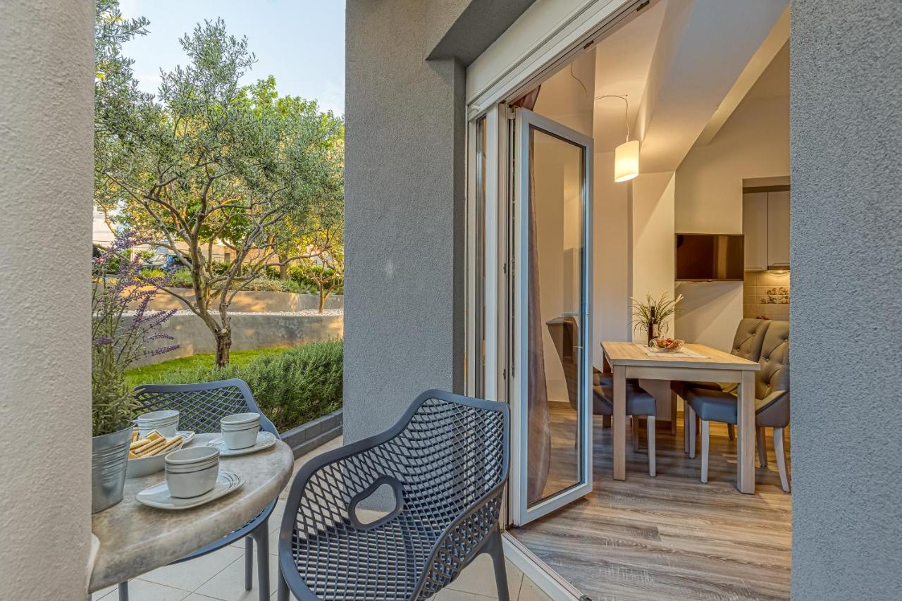Island Resort Mihaela - Happy Rentals Trogir Bagian luar foto