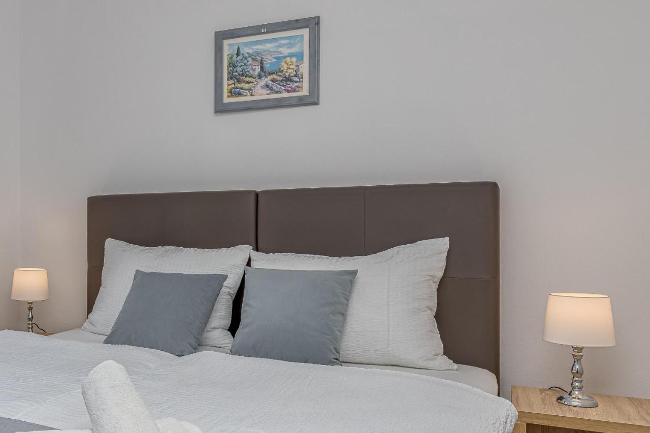 Island Resort Mihaela - Happy Rentals Trogir Bagian luar foto