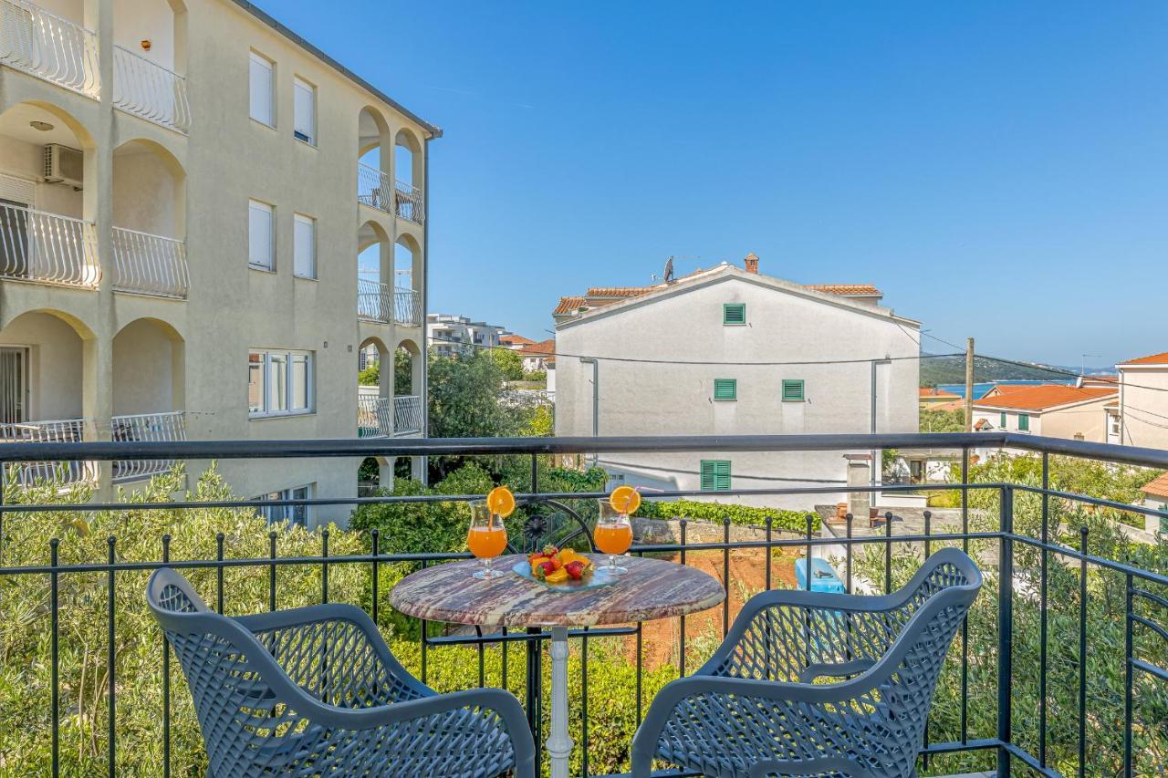 Island Resort Mihaela - Happy Rentals Trogir Bagian luar foto