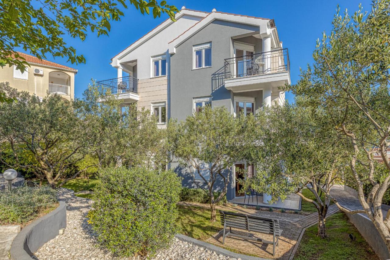 Island Resort Mihaela - Happy Rentals Trogir Bagian luar foto