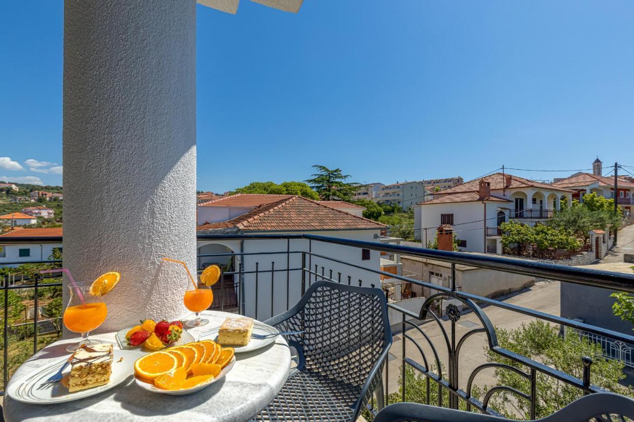 Island Resort Mihaela - Happy Rentals Trogir Bagian luar foto