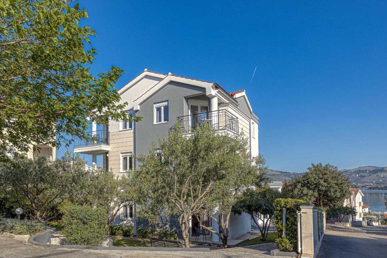 Island Resort Mihaela - Happy Rentals Trogir Bagian luar foto