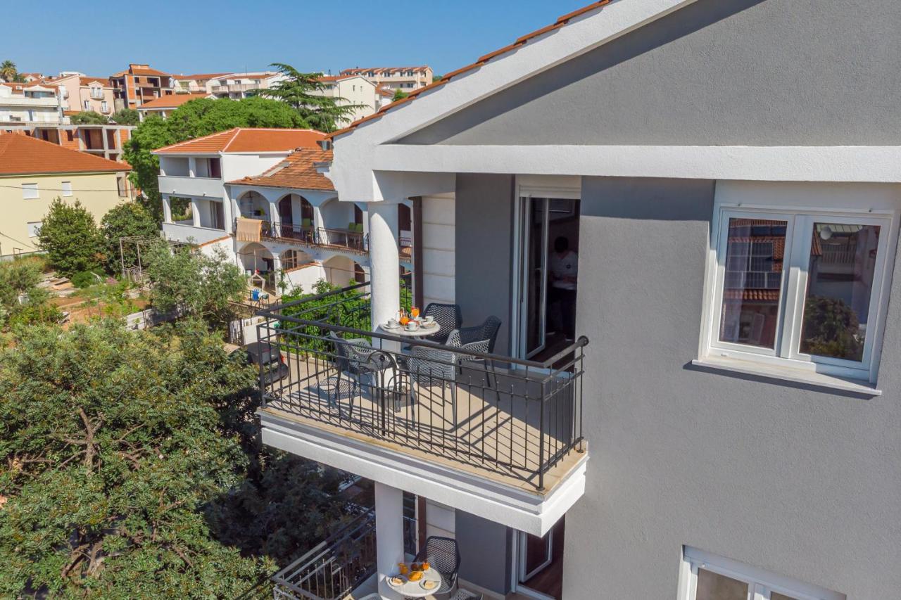 Island Resort Mihaela - Happy Rentals Trogir Bagian luar foto