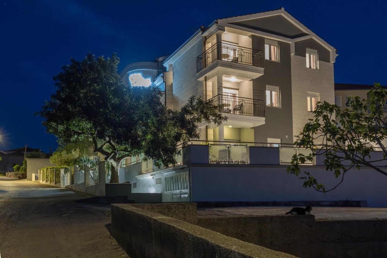 Island Resort Mihaela - Happy Rentals Trogir Bagian luar foto