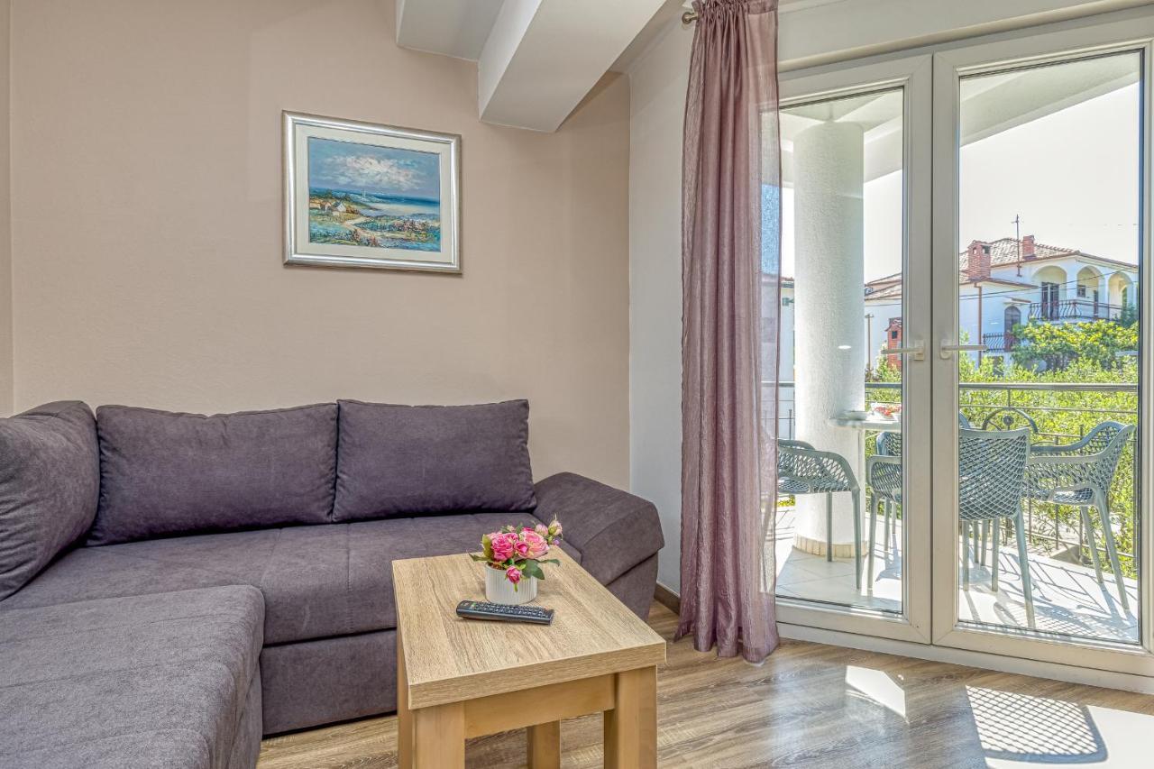Island Resort Mihaela - Happy Rentals Trogir Bagian luar foto