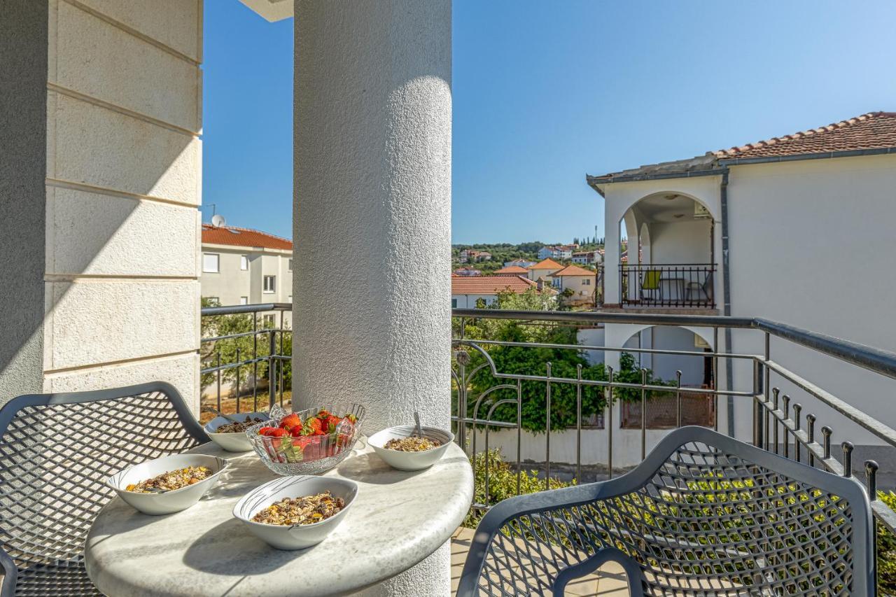 Island Resort Mihaela - Happy Rentals Trogir Bagian luar foto