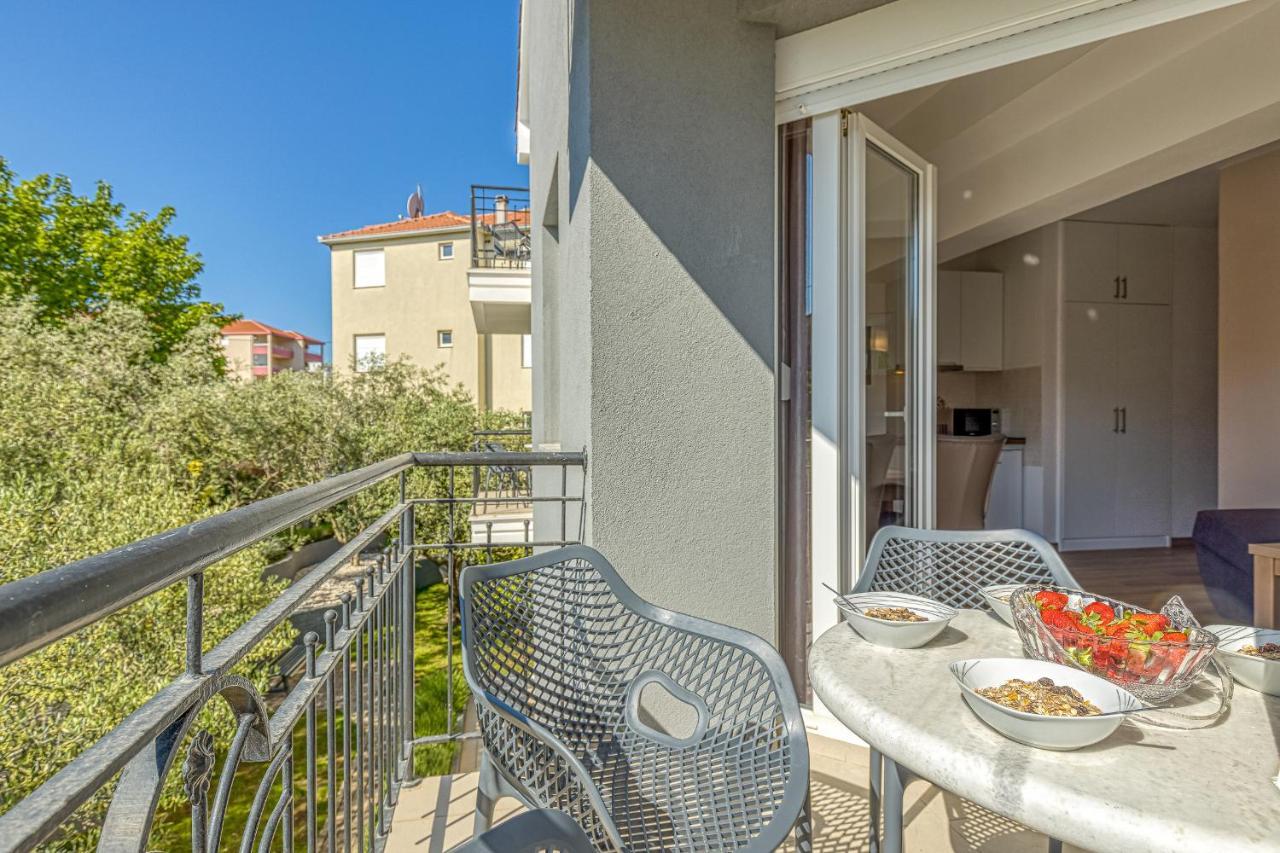Island Resort Mihaela - Happy Rentals Trogir Bagian luar foto