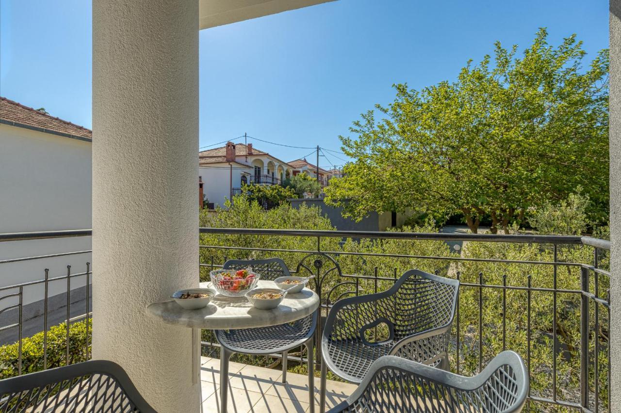 Island Resort Mihaela - Happy Rentals Trogir Bagian luar foto