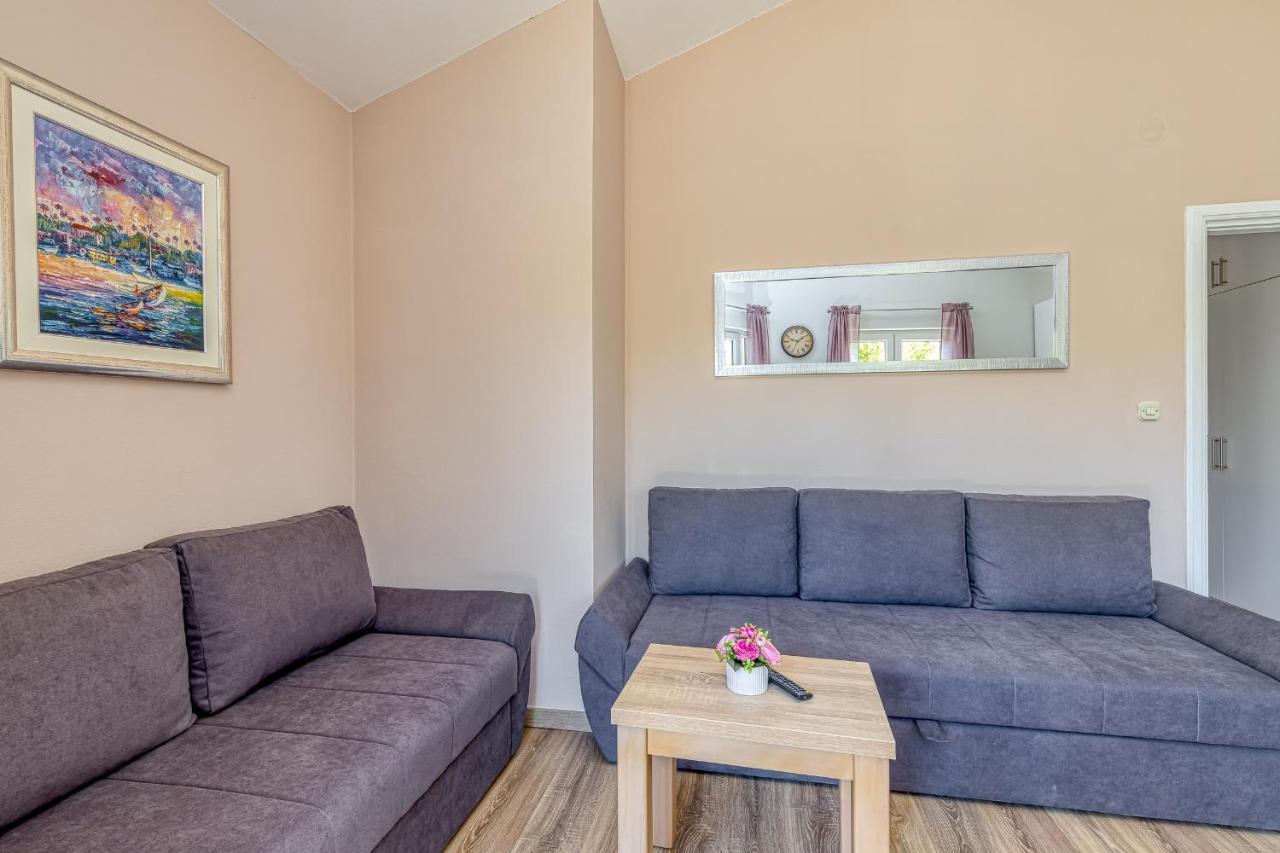 Island Resort Mihaela - Happy Rentals Trogir Bagian luar foto