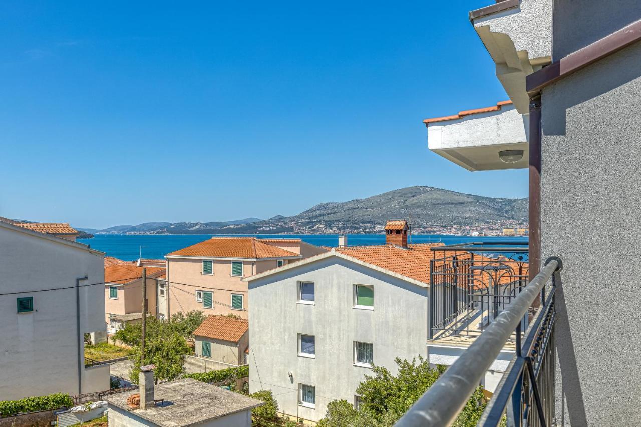 Island Resort Mihaela - Happy Rentals Trogir Bagian luar foto