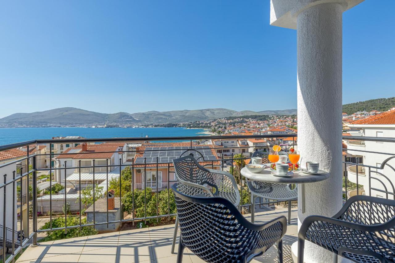 Island Resort Mihaela - Happy Rentals Trogir Bagian luar foto