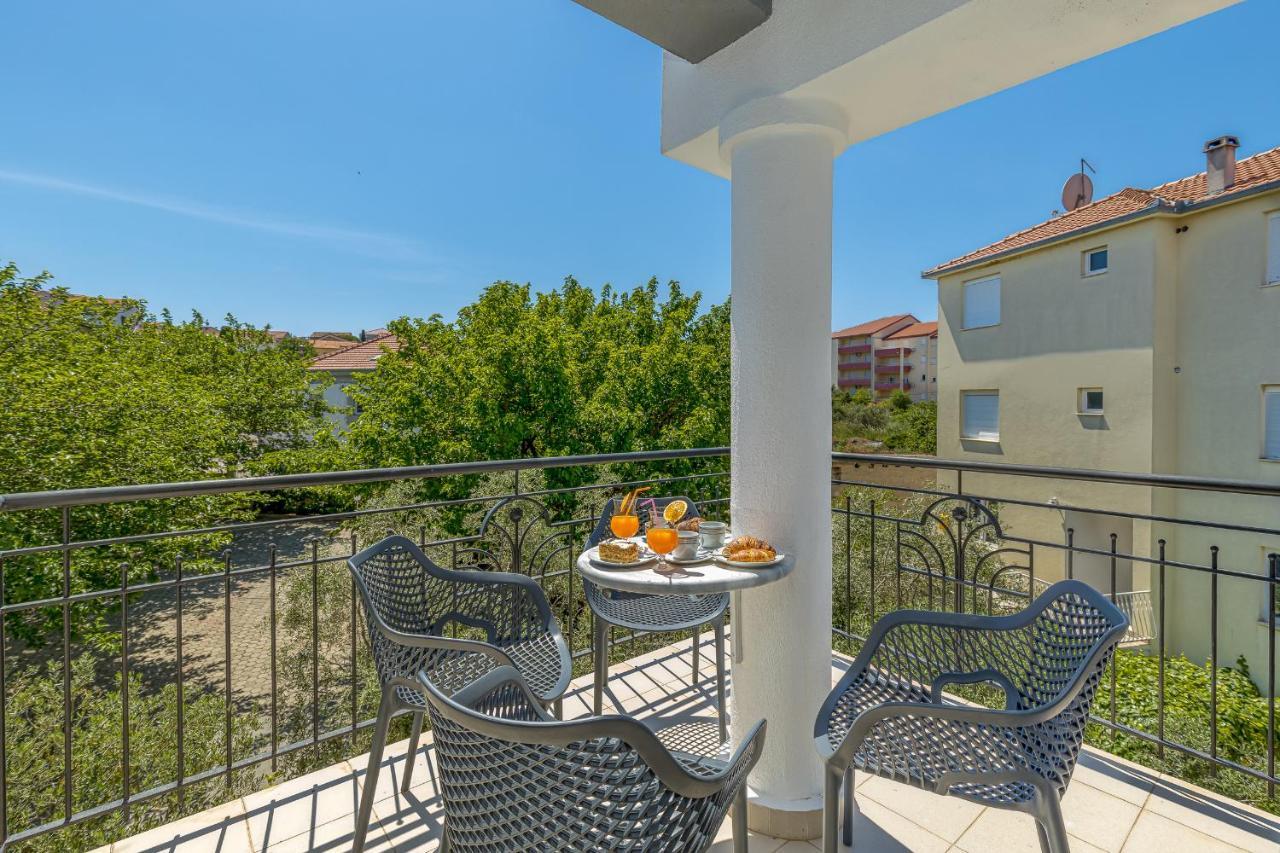 Island Resort Mihaela - Happy Rentals Trogir Bagian luar foto