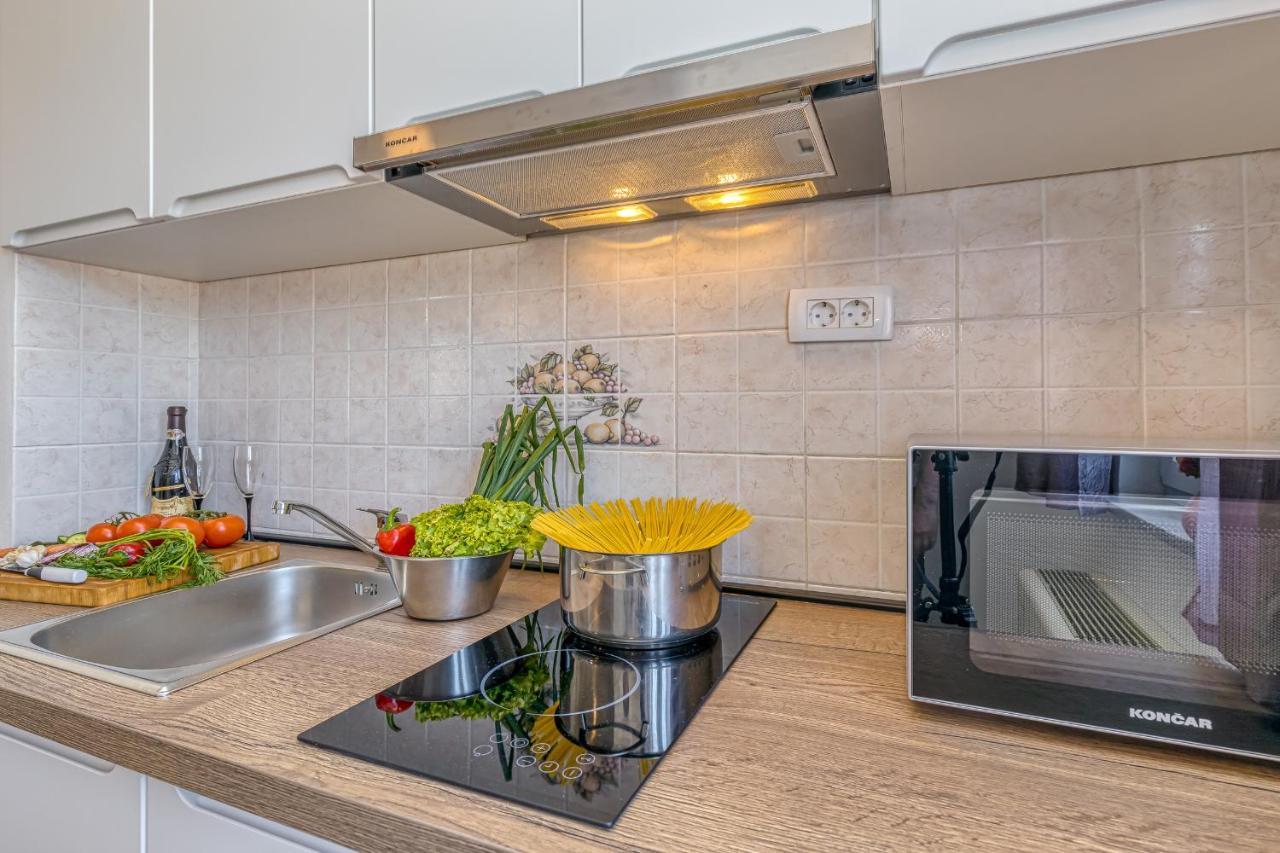 Island Resort Mihaela - Happy Rentals Trogir Bagian luar foto
