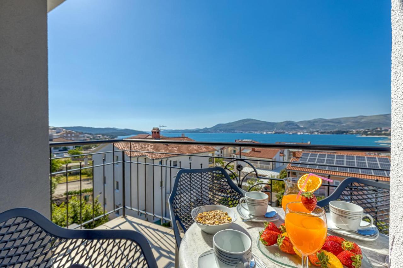 Island Resort Mihaela - Happy Rentals Trogir Bagian luar foto
