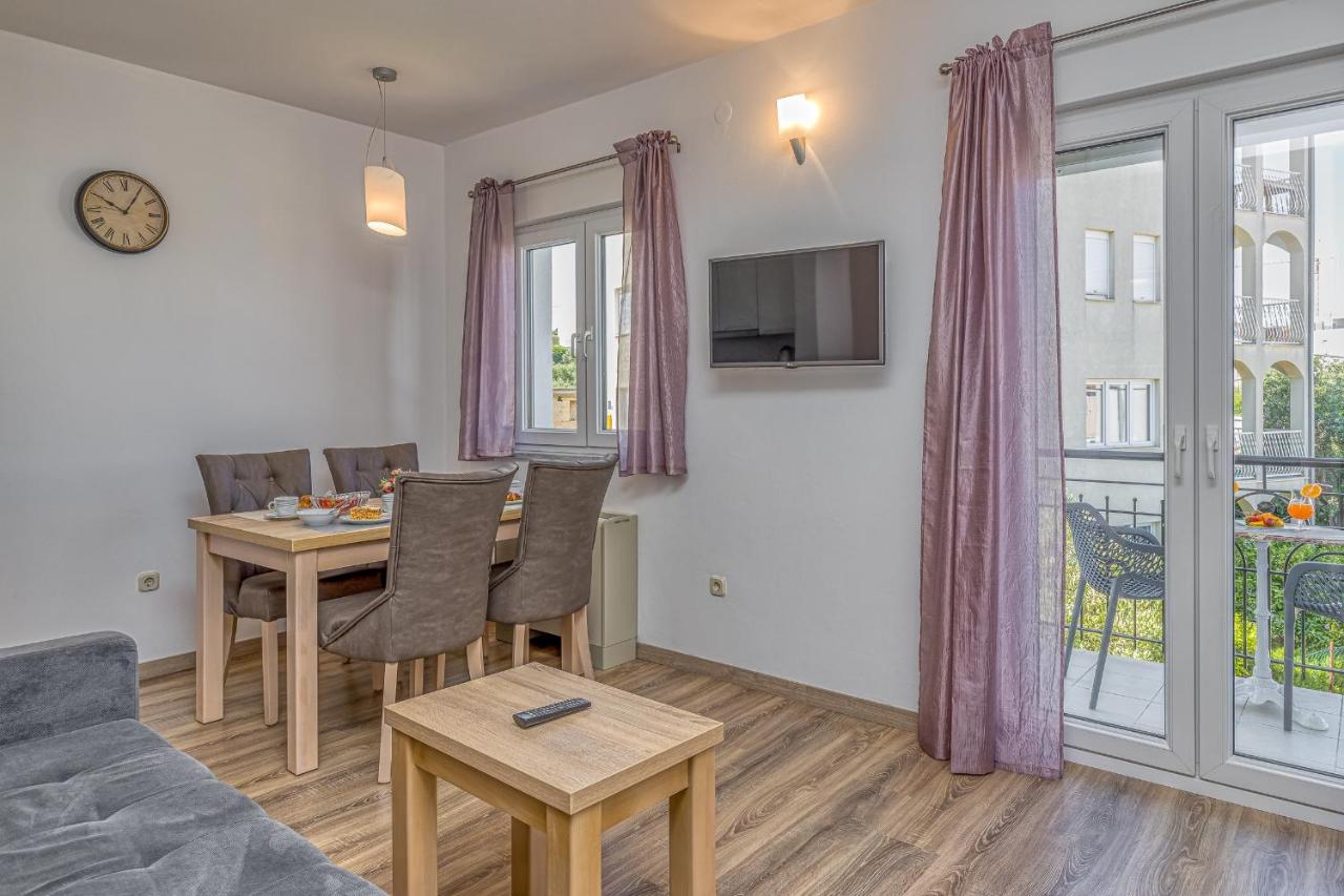 Island Resort Mihaela - Happy Rentals Trogir Bagian luar foto