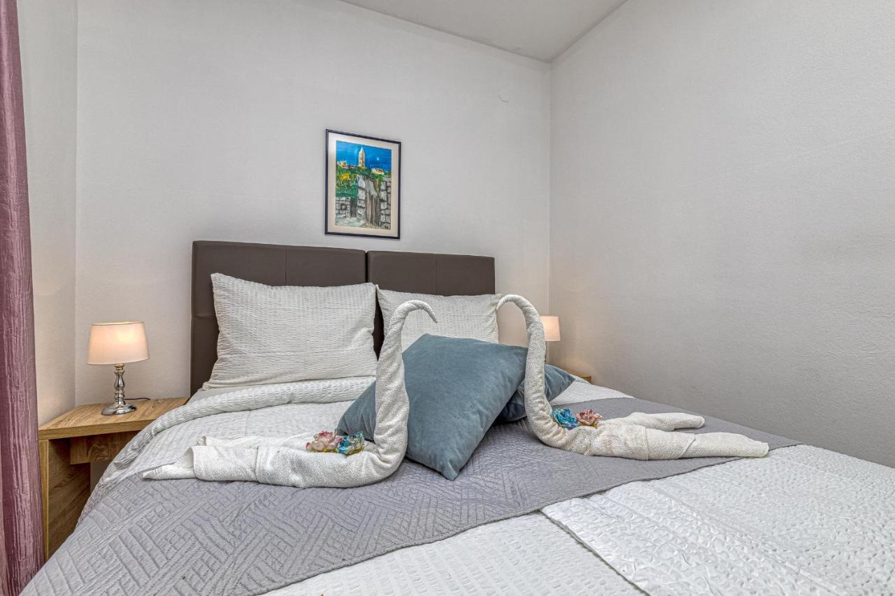 Island Resort Mihaela - Happy Rentals Trogir Bagian luar foto