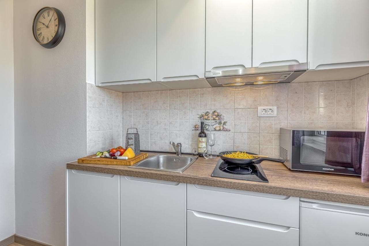 Island Resort Mihaela - Happy Rentals Trogir Bagian luar foto