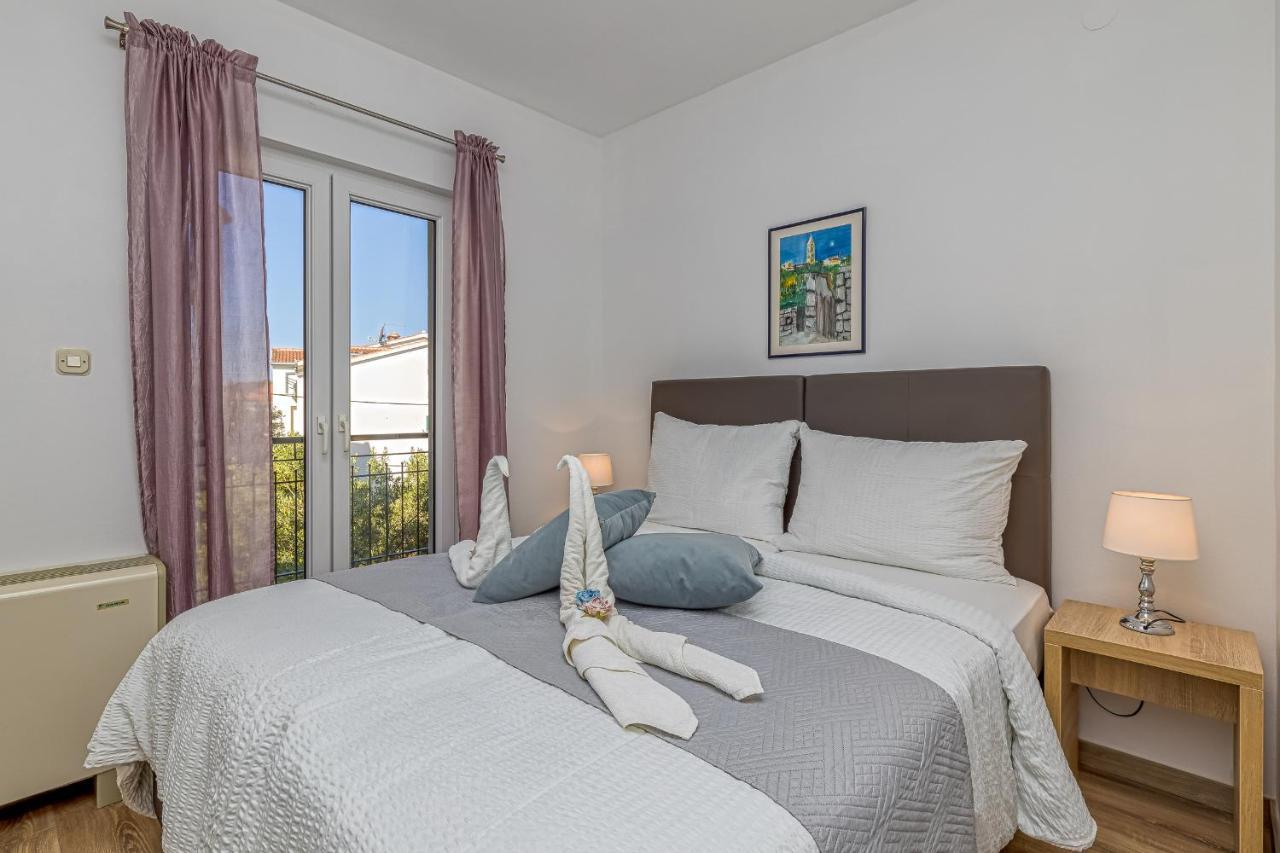Island Resort Mihaela - Happy Rentals Trogir Bagian luar foto
