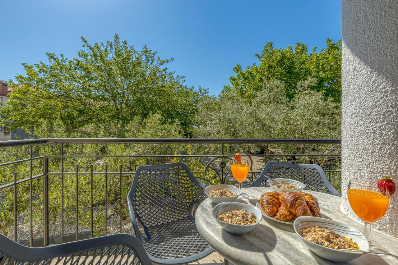 Island Resort Mihaela - Happy Rentals Trogir Bagian luar foto