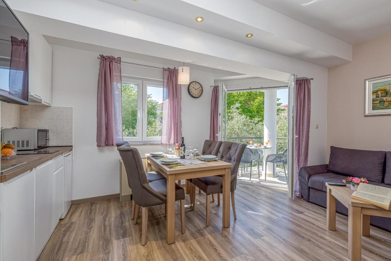 Island Resort Mihaela - Happy Rentals Trogir Bagian luar foto