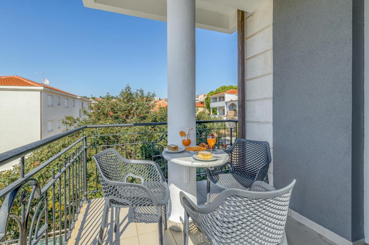 Island Resort Mihaela - Happy Rentals Trogir Bagian luar foto