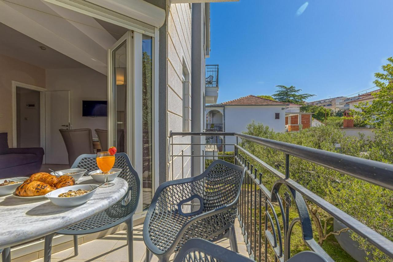 Island Resort Mihaela - Happy Rentals Trogir Bagian luar foto