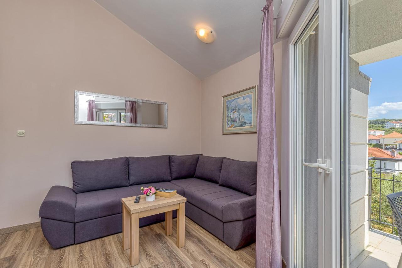 Island Resort Mihaela - Happy Rentals Trogir Bagian luar foto
