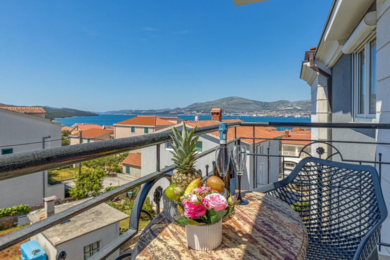 Island Resort Mihaela - Happy Rentals Trogir Bagian luar foto