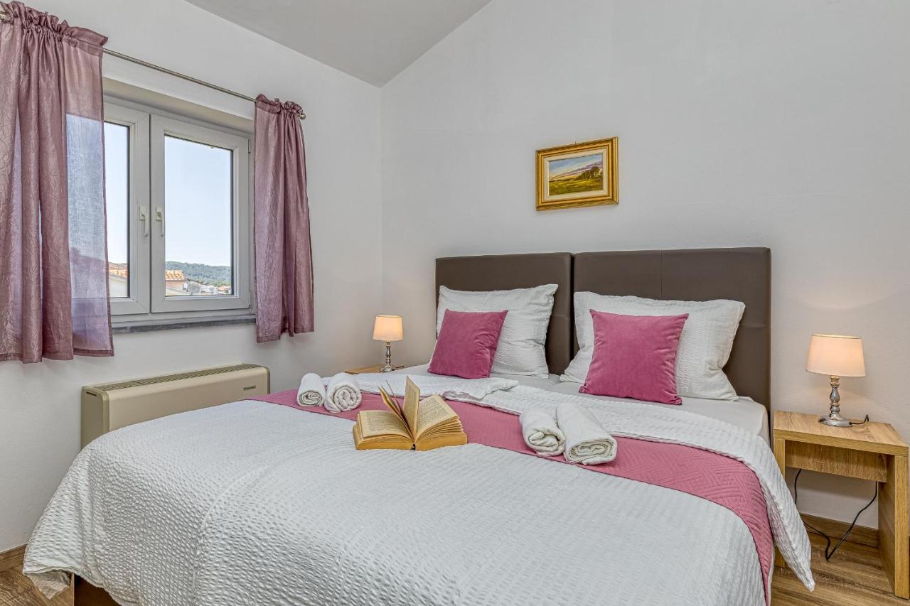 Island Resort Mihaela - Happy Rentals Trogir Bagian luar foto