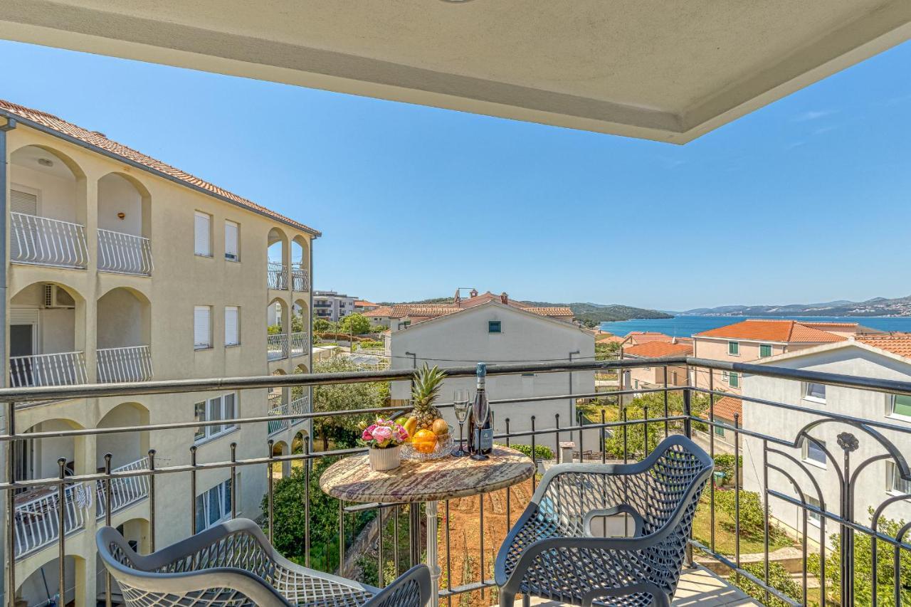 Island Resort Mihaela - Happy Rentals Trogir Bagian luar foto