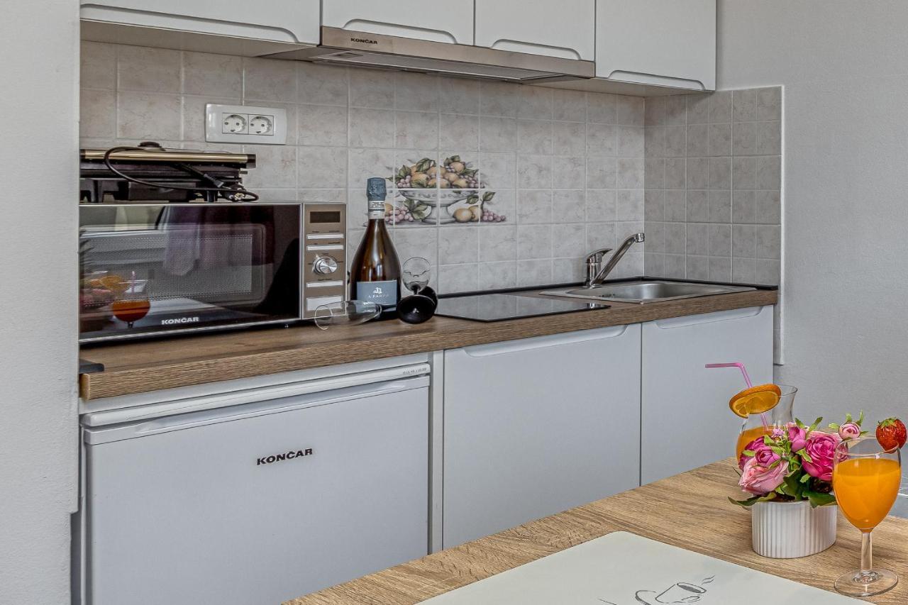 Island Resort Mihaela - Happy Rentals Trogir Bagian luar foto