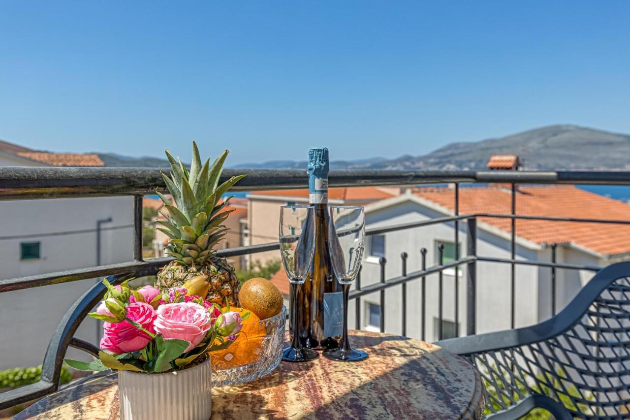 Island Resort Mihaela - Happy Rentals Trogir Bagian luar foto