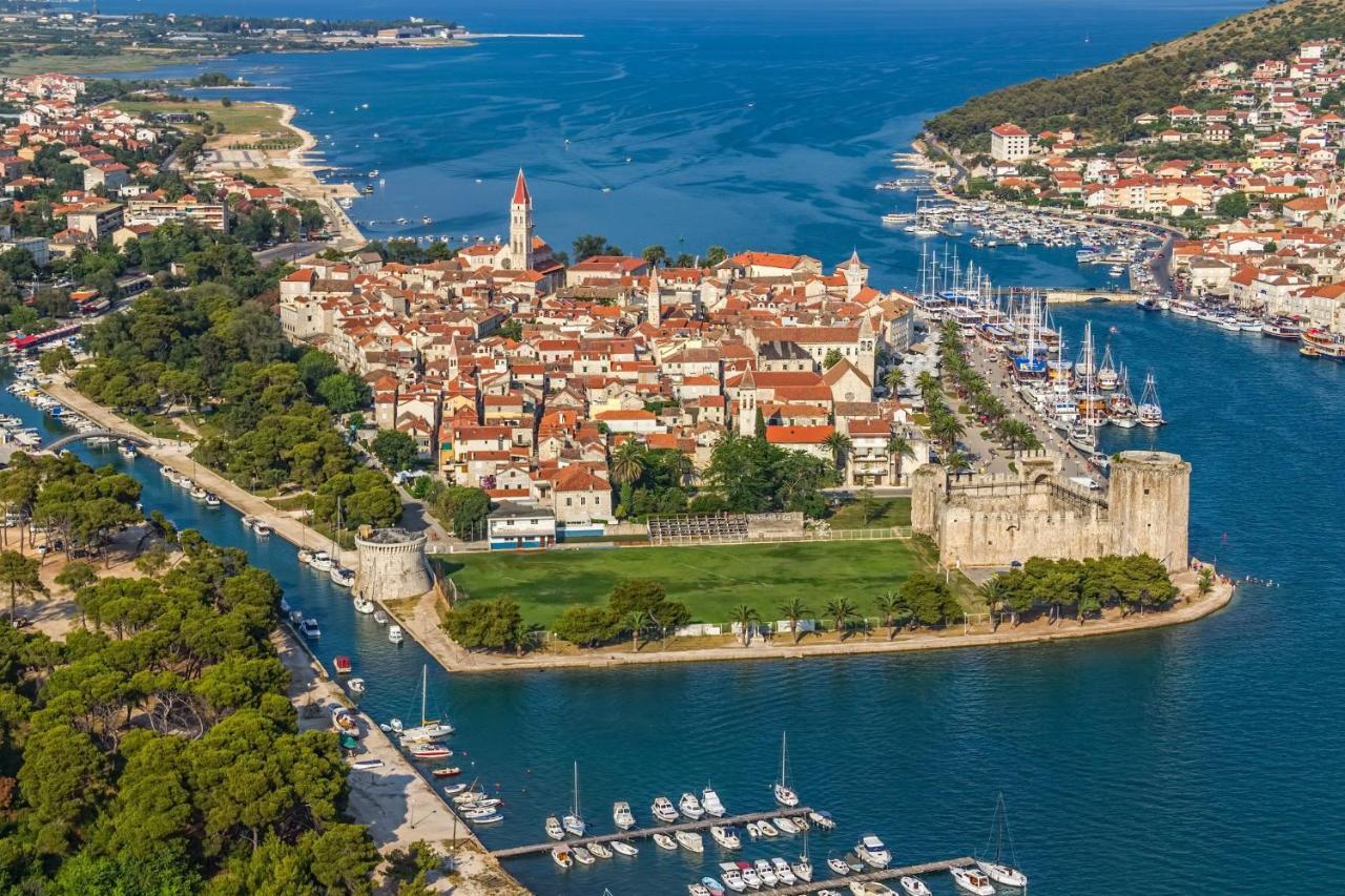 Island Resort Mihaela - Happy Rentals Trogir Bagian luar foto