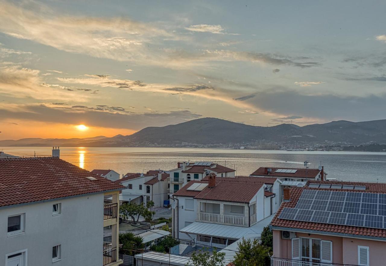 Island Resort Mihaela - Happy Rentals Trogir Bagian luar foto
