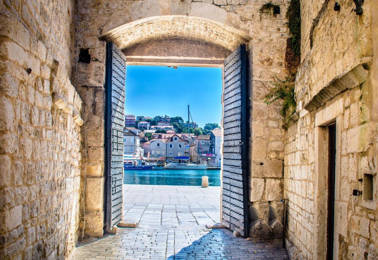Island Resort Mihaela - Happy Rentals Trogir Bagian luar foto